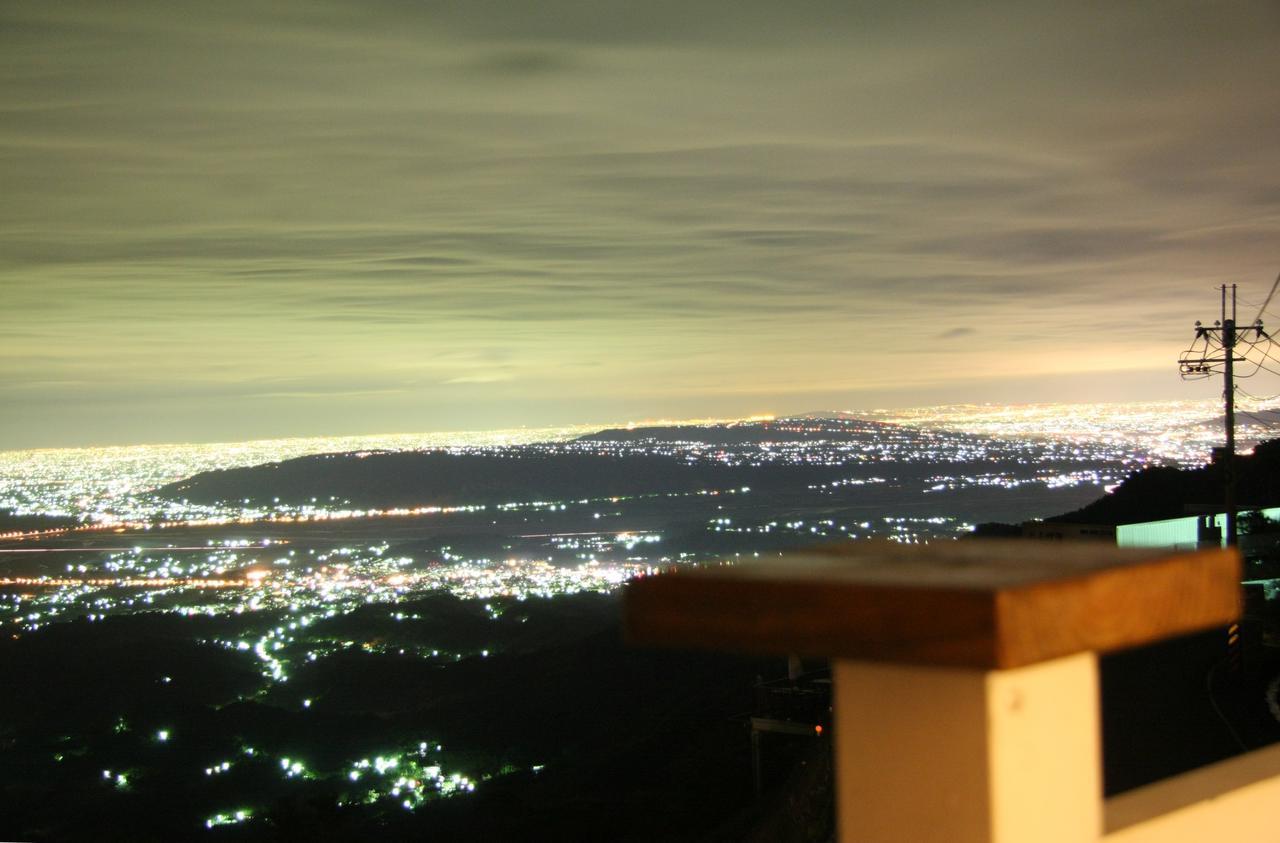 Sky Lounge B&B Zhushan Bagian luar foto