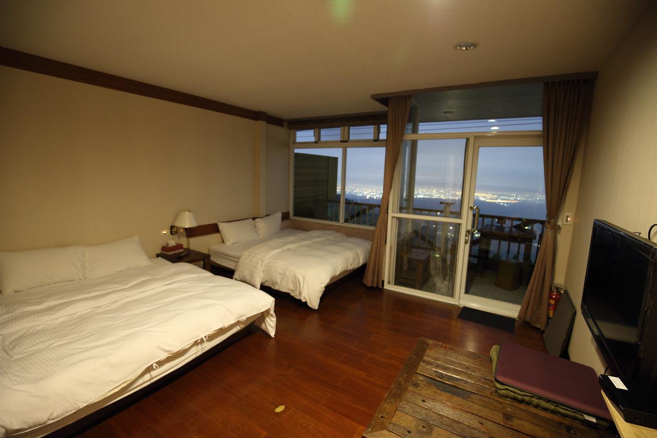 Sky Lounge B&B Zhushan Bagian luar foto
